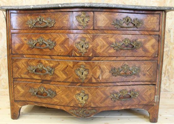 Restauration en cours : commode régence en bois de violette estampillé de Peridiez Restauration en cours : commode régence en bois de violette estampillé de Peridiez