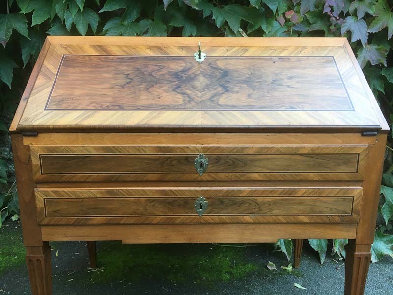 Restauration d’un bureau a pente en noyer