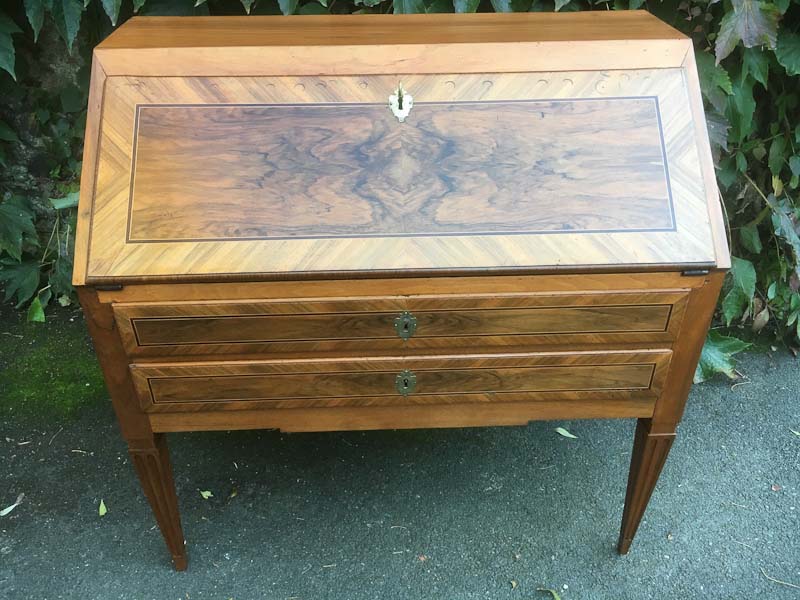Restauration d’un bureau a pente en noyer