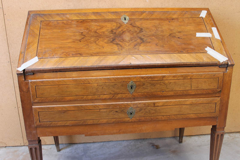 Restauration d’un bureau a pente en noyer
