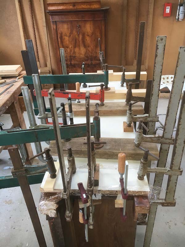 Restauration d’un bureau a pente en noyer