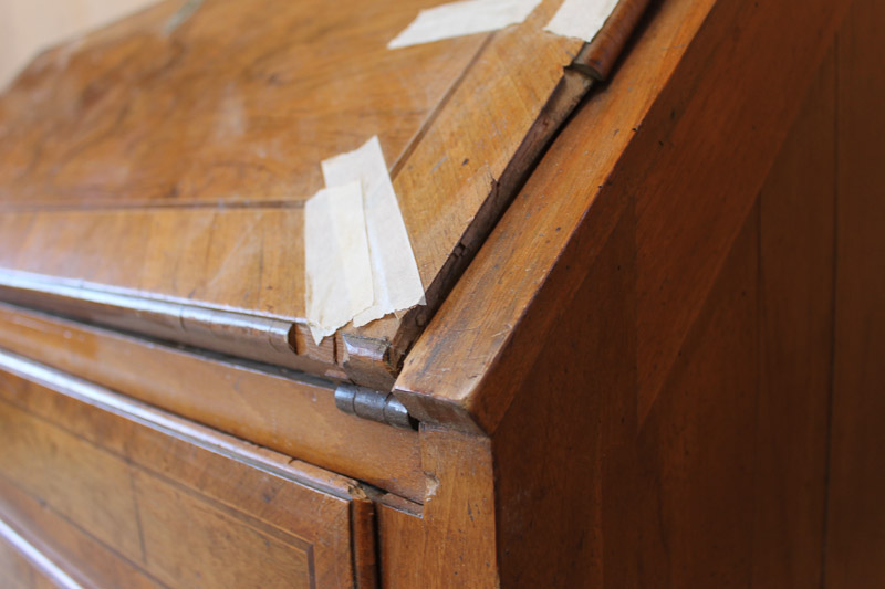Restauration d’un bureau a pente en noyer