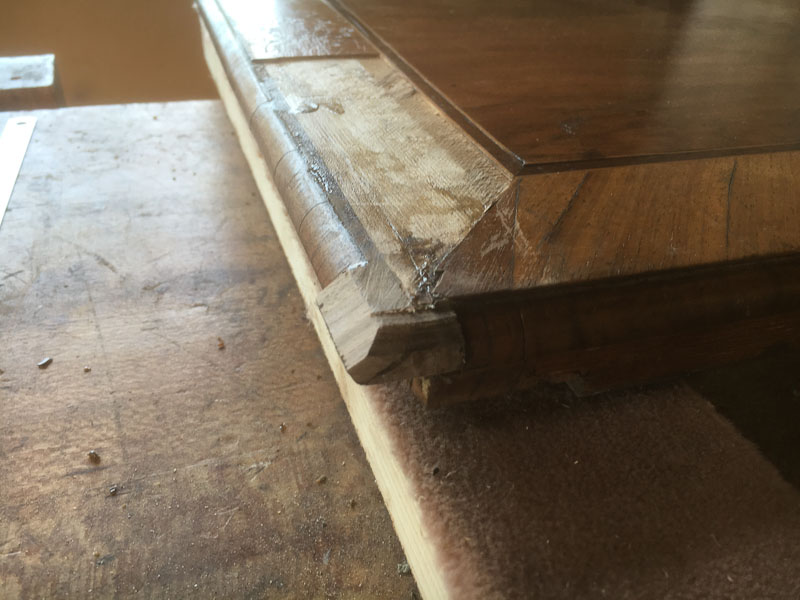 Restauration d’un bureau a pente en noyer