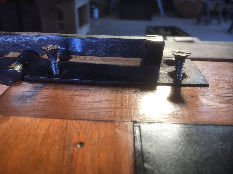 Restauration d’un bureau a pente en noyer