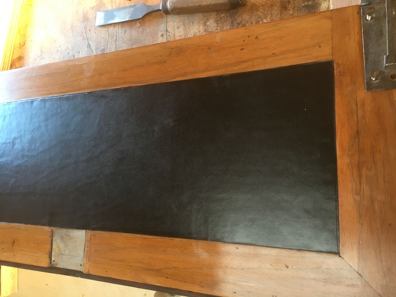 Restauration d’un bureau a pente en noyer