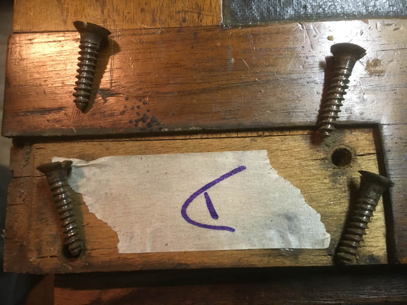 Restauration d’un bureau a pente en noyer