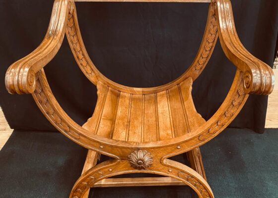 Restauration d’un siège curul dit Dagobert néogothique en noyer Restauration d’un siège curul dit Dagobert néogothique en noyer