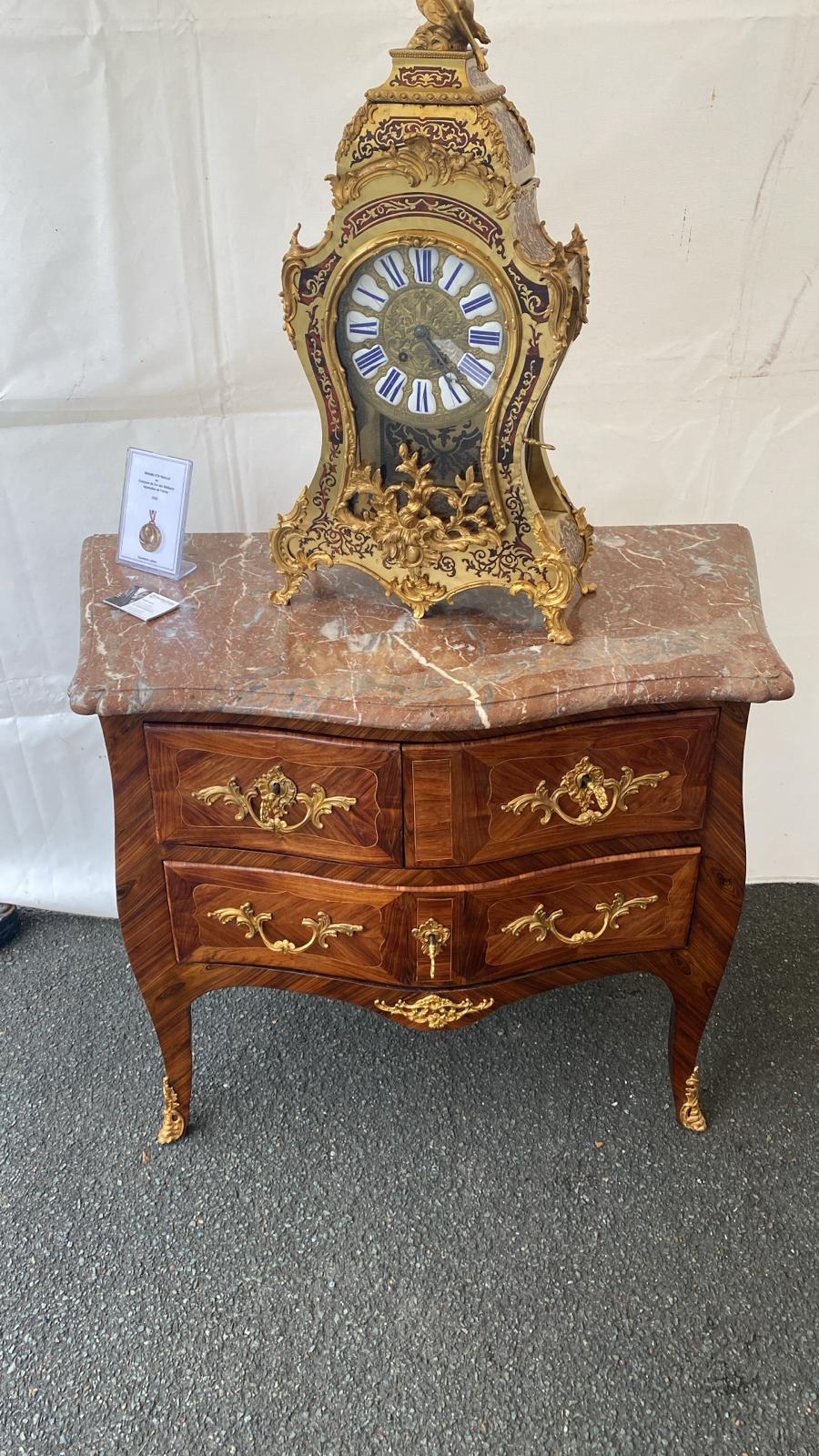 Commode Louis XV estampillé de Jean Lapie surplombe d’un cartel Napoléon III.