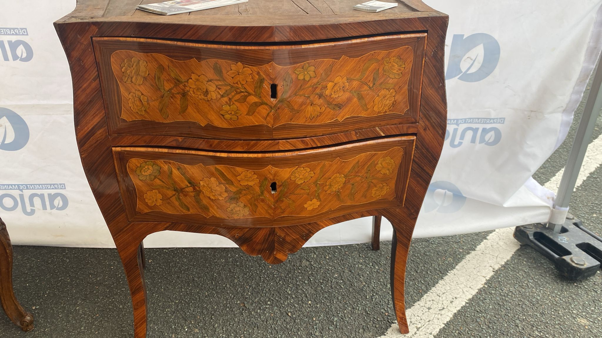 Commode, Louis Xv a marqueterie de fleurs sur fond de boîte violette estampillé de chevalier en cours de restauration