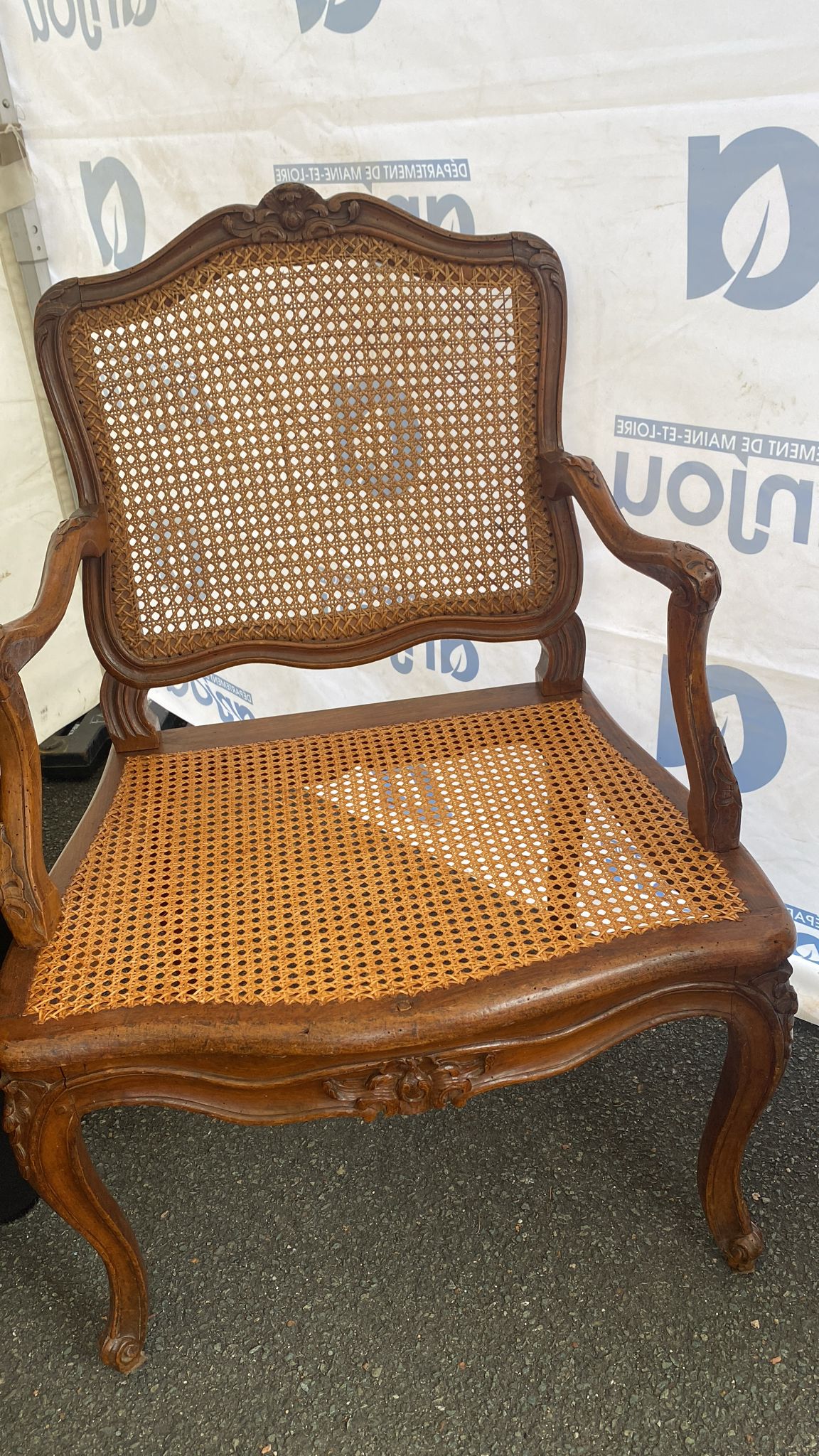 Fauteuil régence en Noyer